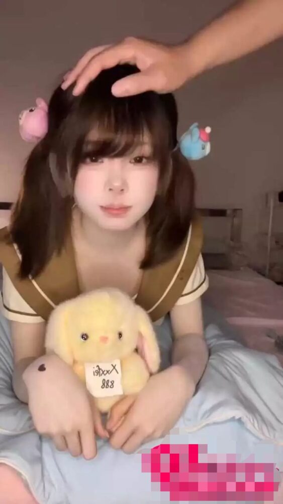 超可爱双马尾JK萝莉 抱着玩偶深喉被大鸡巴爆操 纯欲骚样极致反差强烈推荐！