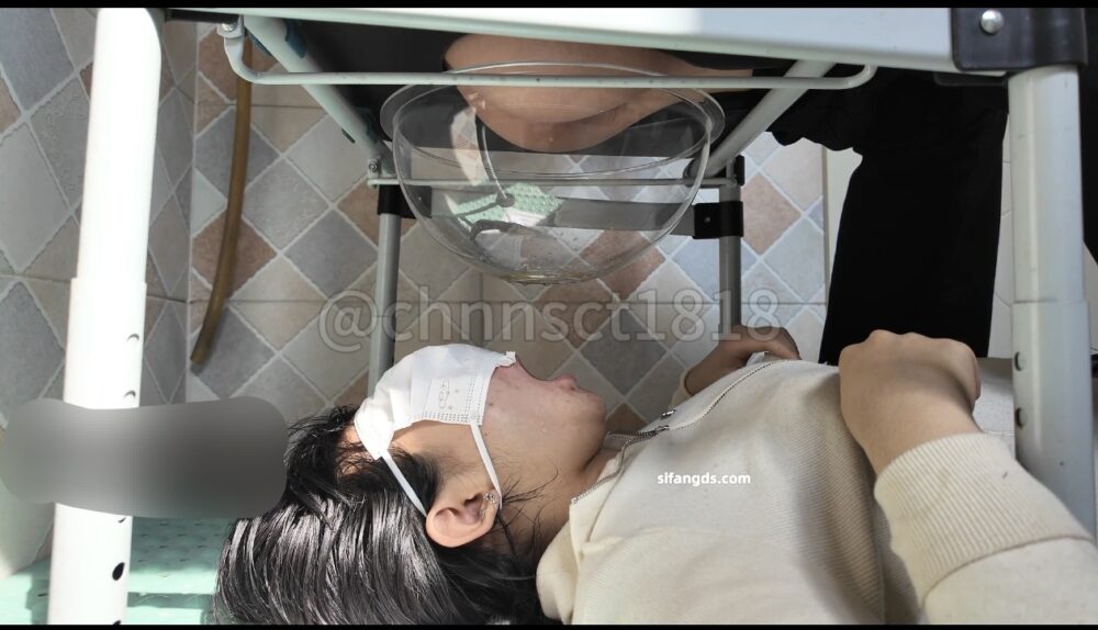 与精神小妹那些事 女生们的公共厕所，轮流上女m，将圣水全部灌进她的身体里近视角
